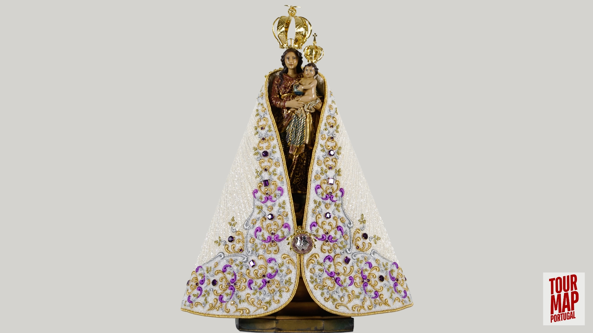 Coastal town of Nazaré, Portugal, known for giant waves and beach views with Tour Map Portugal.